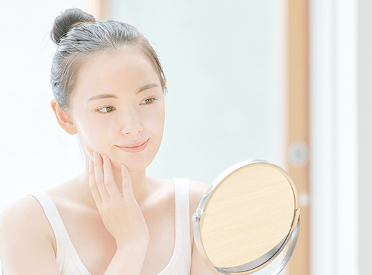 鏡を見る女性