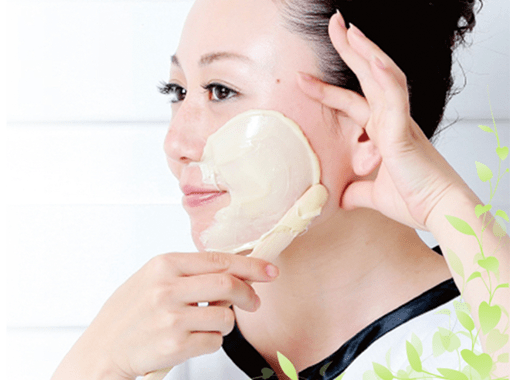 パックを塗る女性